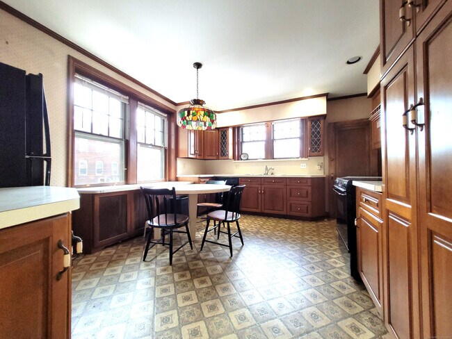 Building Photo - 826 State St