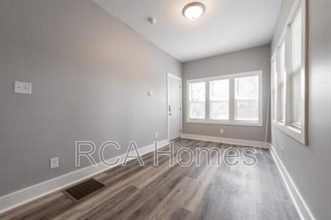 Building Photo - 2831 N Kenwood Ave