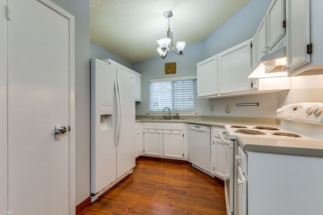 Building Photo - 2-BEDROOM HOME IN HIDDEN MEADOW