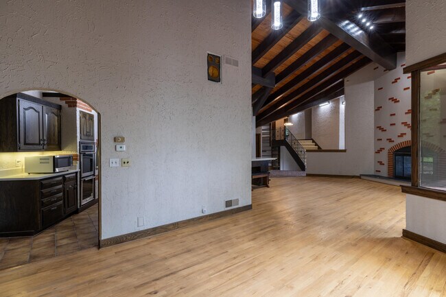 Building Photo - 1240 E Donges Ct