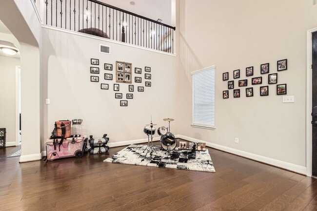 Building Photo - 5 Bedrooms and 3+ Living Spaces!