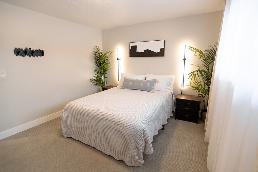 Building Photo - 894 E 840 N