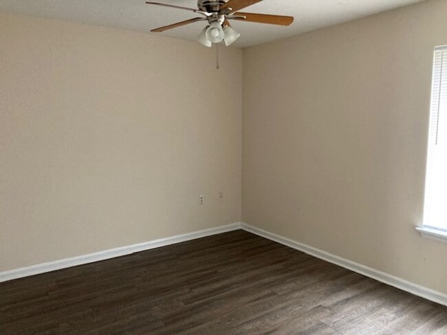 Building Photo - 2 Bedroom at Southern Villa