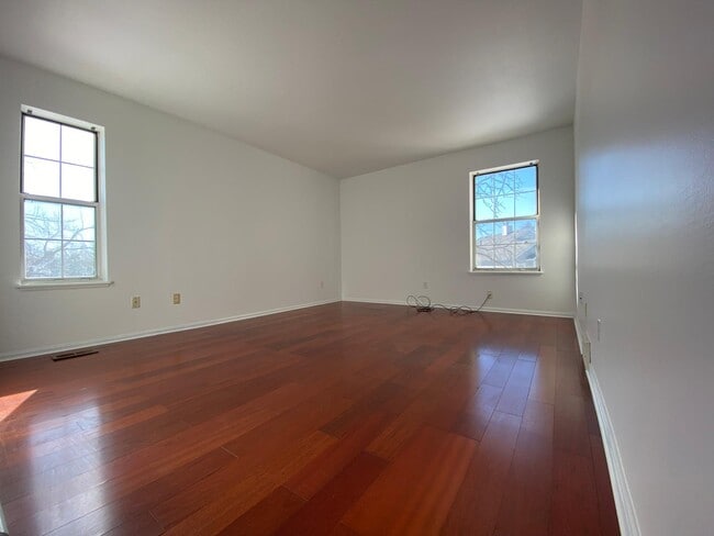 Building Photo - 2837 Dunbar Ave