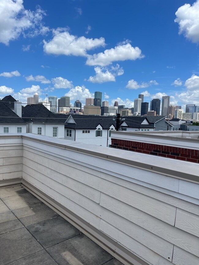 Building Photo - 2313 Hutchins St
