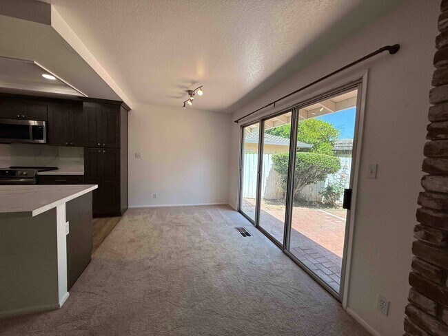 Building Photo - University Ave 3 Bedroom