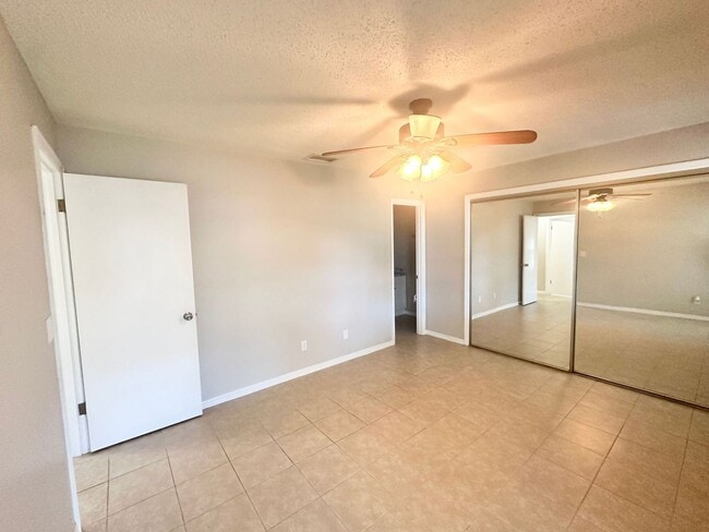 Building Photo - Charming 2-Bedroom Townhome with Bonus Roo...