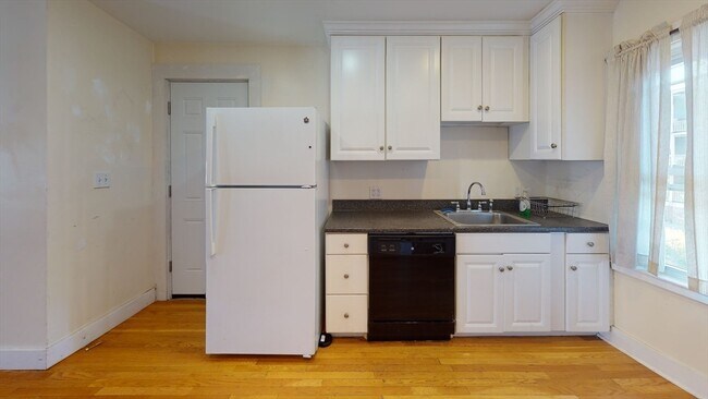 Building Photo - 47 Fairbanks St