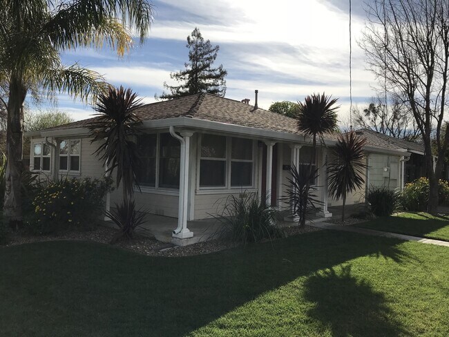 Building Photo - BEAUTIFUL DOWNTOWN PROPERTY COMPLETELY REMODELED !! Walking distance to schools