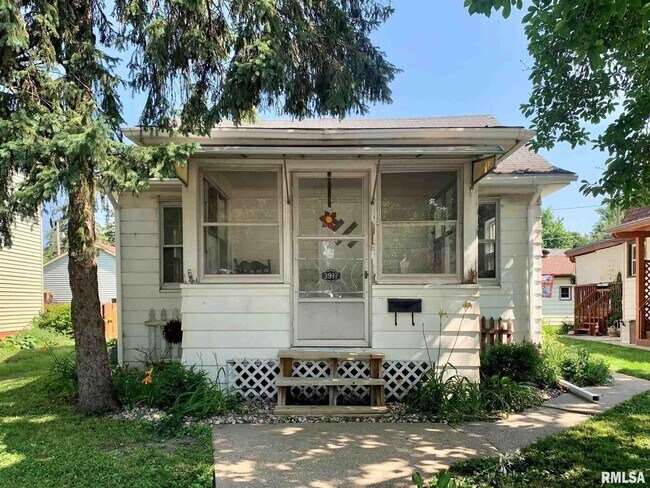 Building Photo - 2 bedroom single family home with one car ...