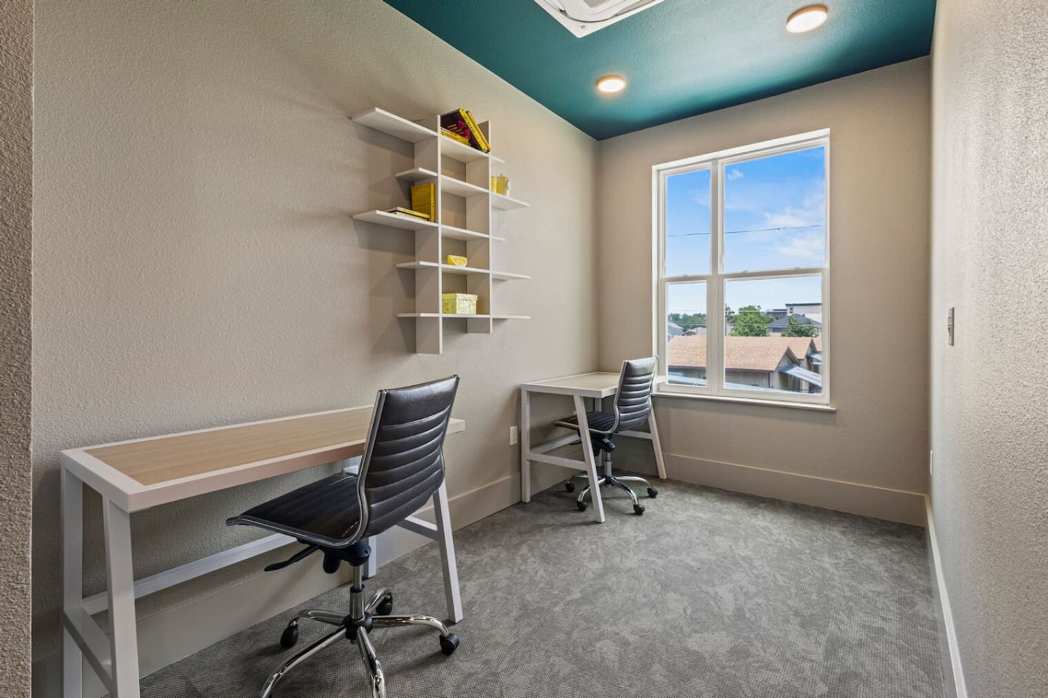 Building Photo - 596 W 9th St