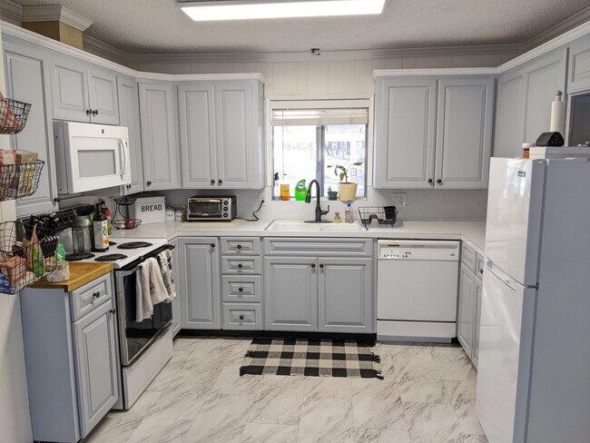 Building Photo - 110 6th St