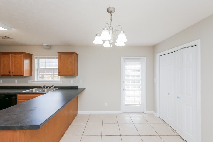 Building Photo - 826 Cottage Ln