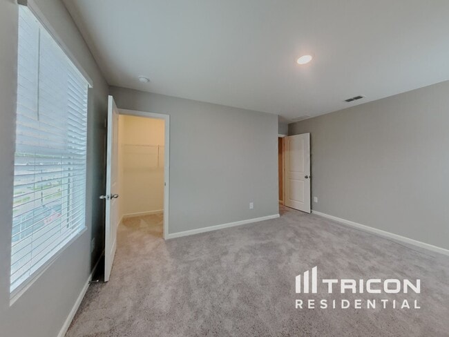 Building Photo - 141 Gladstone Loop