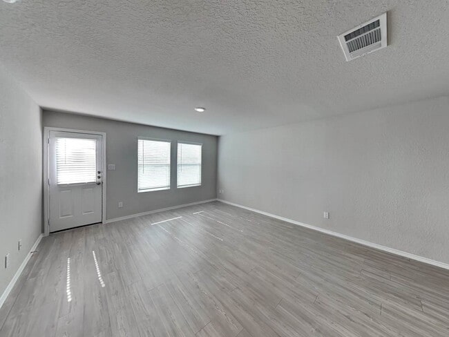 Building Photo - 144 Hollywood Dr