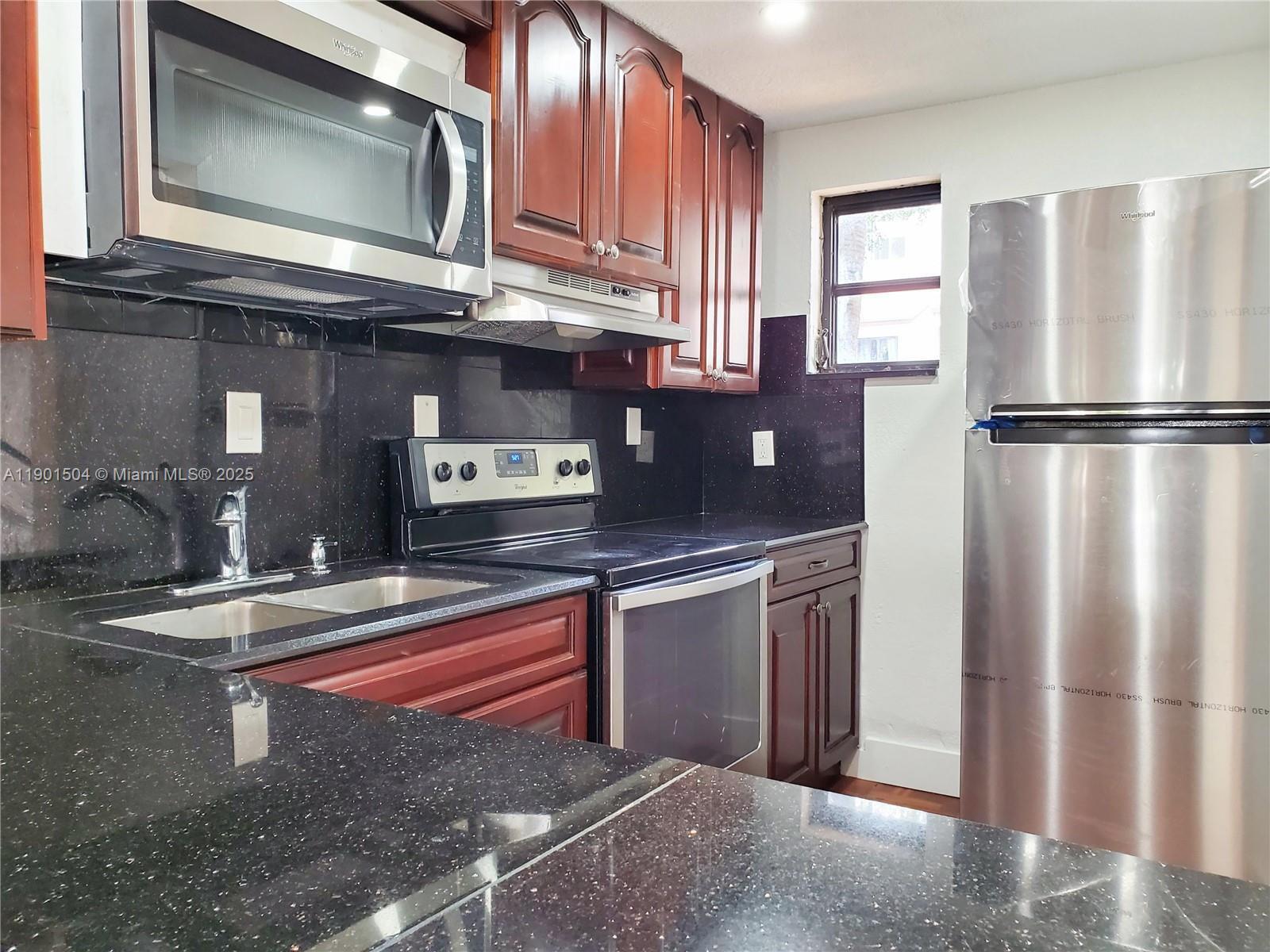 Building Photo - 1901 NW South River Dr