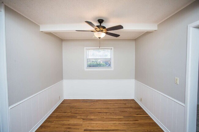 Building Photo - "Spacious 5-Bed Oasis with Granite Elegance & Hardwood Charm in Lubbock!"