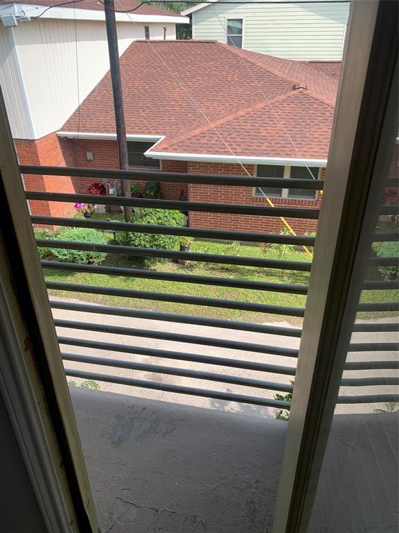 Building Photo - 213 1st St