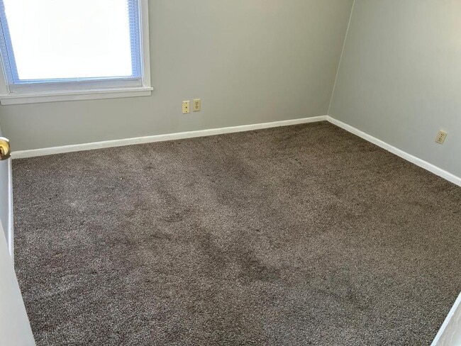 Building Photo - 1240 Briar Manor