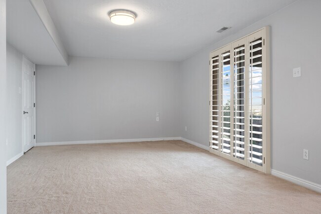 Building Photo - 1376 Alpine Way