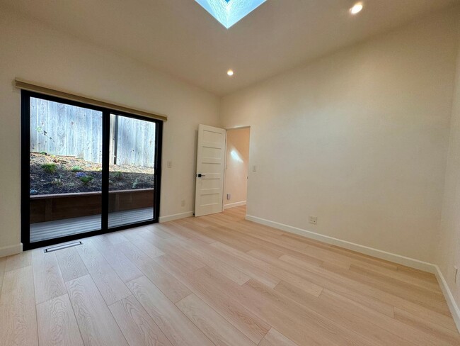 Building Photo - Exquisite Newly Remodeled 3-Bedroom Home i...