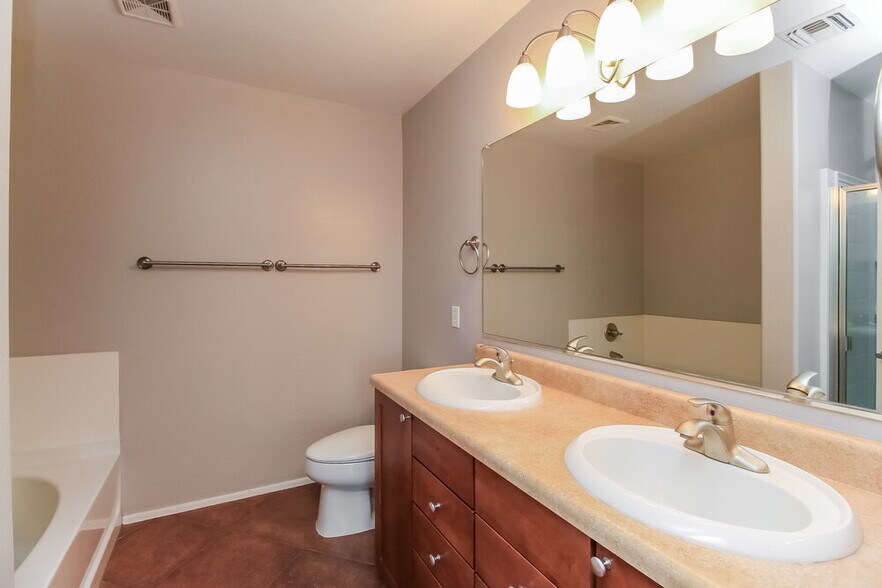 Building Photo - 21129 E Stonecrest Dr