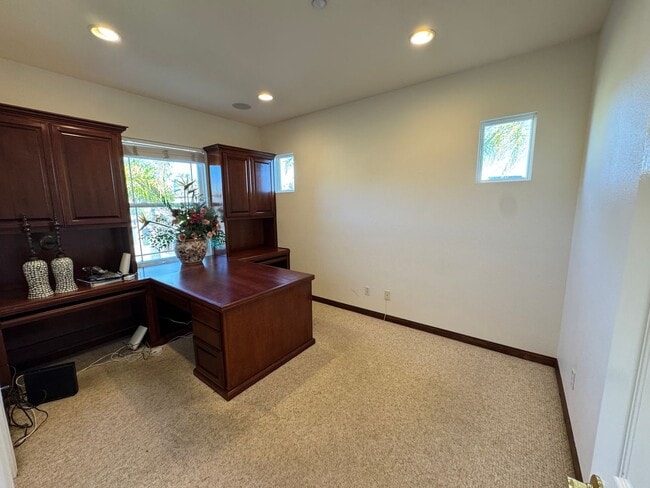 Building Photo - 5 Bedroom Luxury home