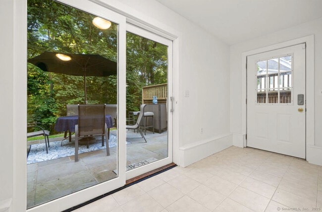 Building Photo - 412 Main St