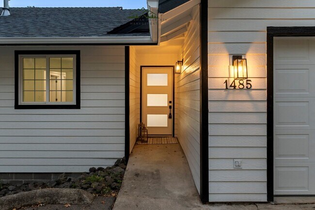 Building Photo - 4 bedroom 2.5 bathroom home with Panoramic views!