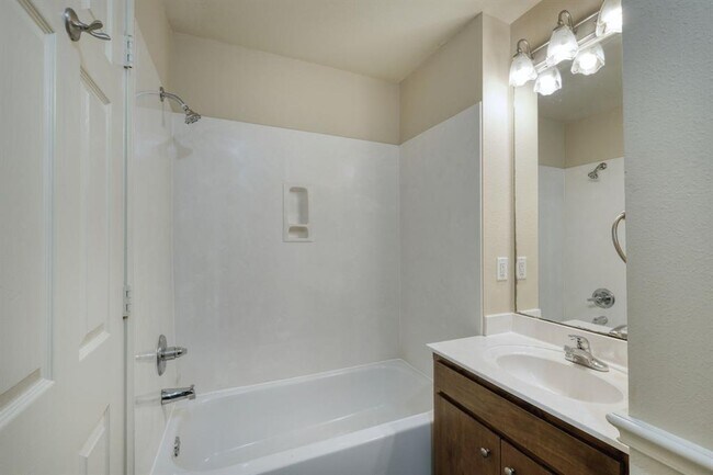 Building Photo - 2215 Dry Creek Dr