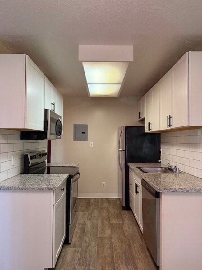 Building Photo - Spacious 1 Bedroom 1 Bath Upstairs Condo with a View