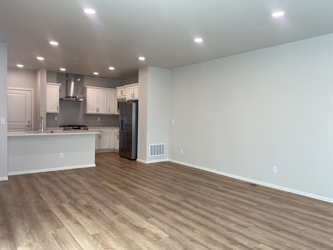 Building Photo - Beautiful 3 Bed/2.5 Bath Townhome with Att...