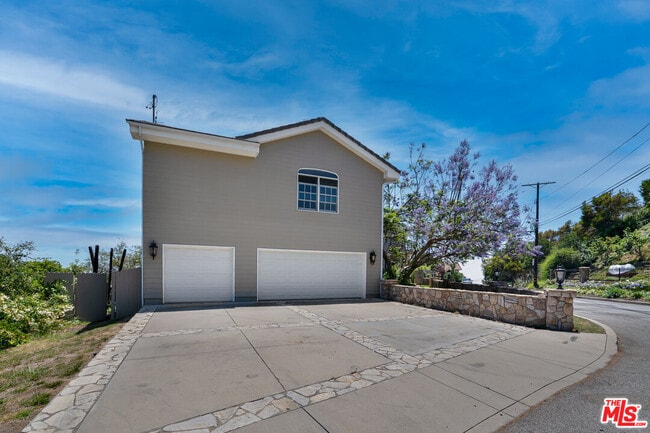 Building Photo - 1036 El Medio Ave