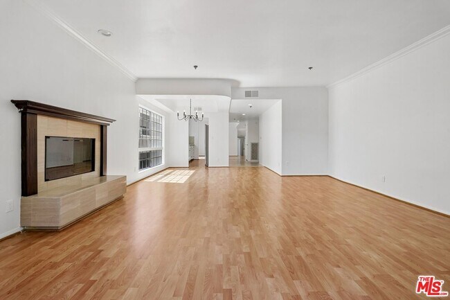 Building Photo - 2205 S Bentley Ave