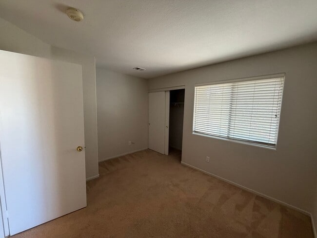 Building Photo - Corner lot townhome