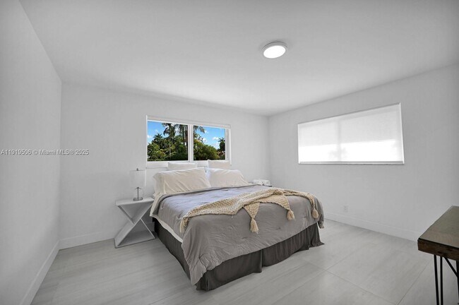 Building Photo - 1546 Van Buren St