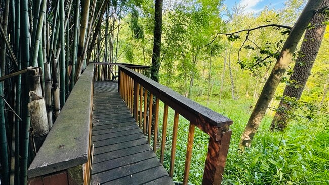 Building Photo - 96 Old Pascack Rd