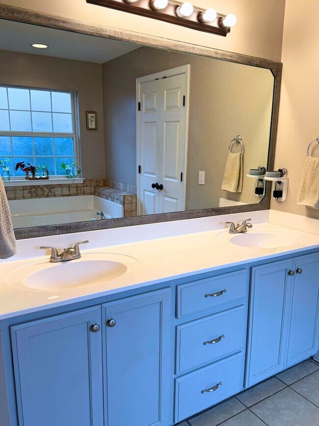 Building Photo - 4/2 with a LARGE fenced in yard!