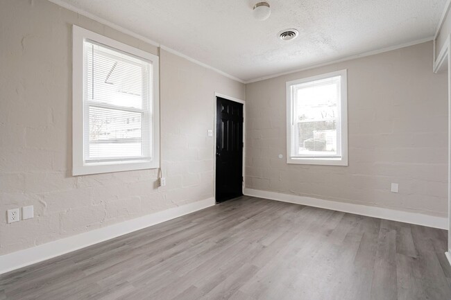 Building Photo - Charming Apartment Downtown Columbia - Hou...