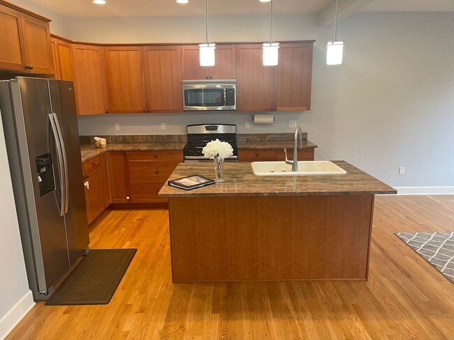 Building Photo - Spacious 3BD/2.5BTH Available for Lease in...