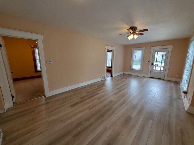 Building Photo - Adorable Pet Friendly House in Oelwein! 2n...