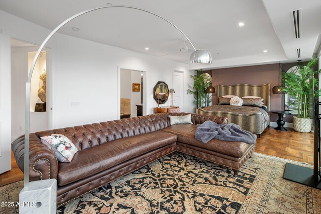 Building Photo - 2211 E Camelback Rd