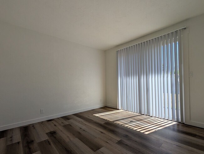 Building Photo - Newly Remodeled 2-Bedroom, 1-Bath Duplex in Thurston Area of Springfield!