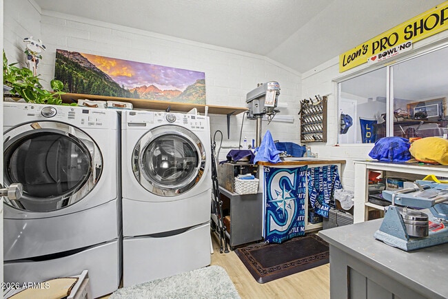 Building Photo - 410 N 56th Pl
