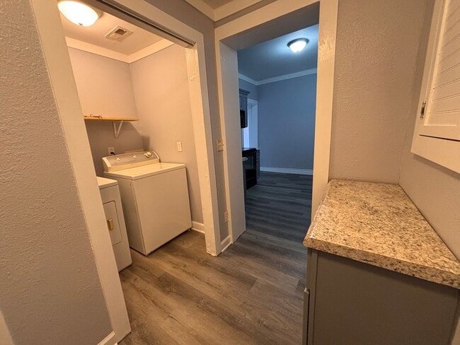Building Photo - 3 Bedrooms, 2 Bathrooms - Home in Celenease!