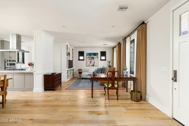 Building Photo - 4901 E Amelia Ave