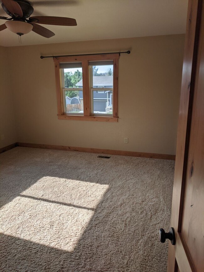 Building Photo - Old Farm tri-level with basement