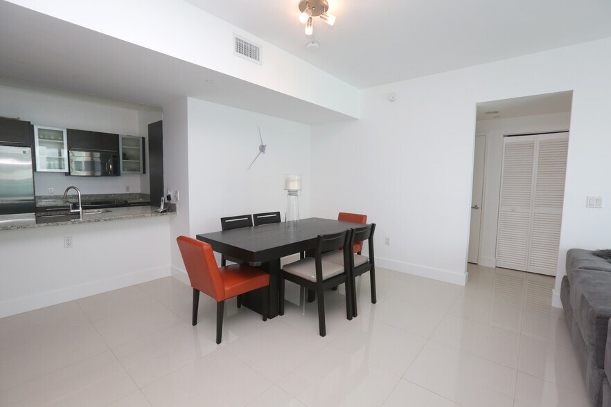 Building Photo - 950 Brickell Bay Dr