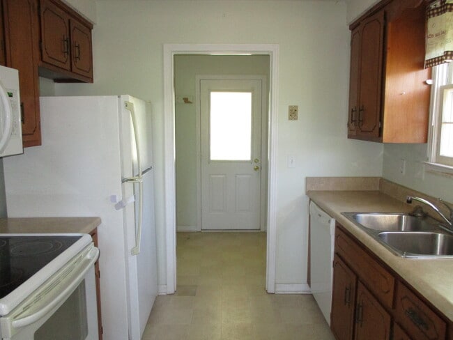 Building Photo - 3 Bedroom Pet Friendly Home For Rent!