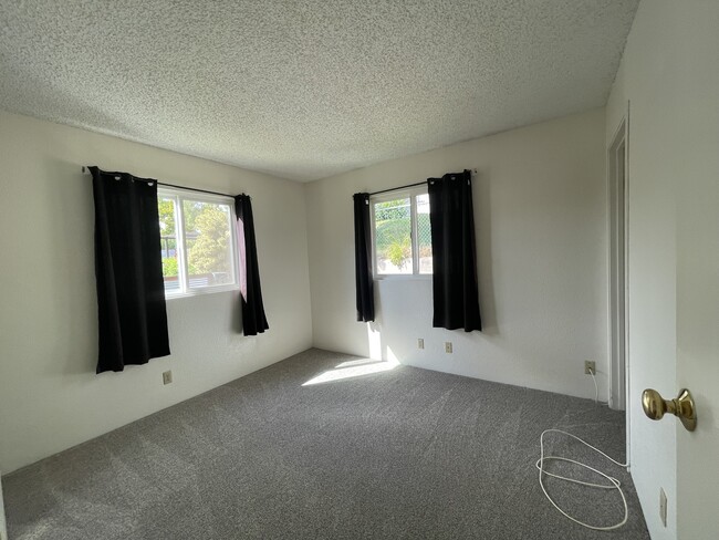 Building Photo - 1095 Maohu St